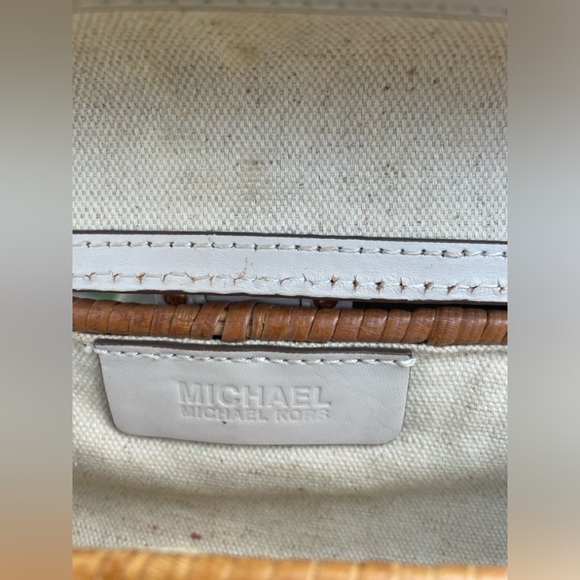 Michael Kors clutch. Woven. With twist lock. - Picture 8 of 17